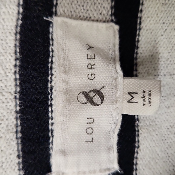 EUC Lou Grey Women's sz M  Pullover w/hoodie & front pouch Super comfortable - Picture 2 of 4